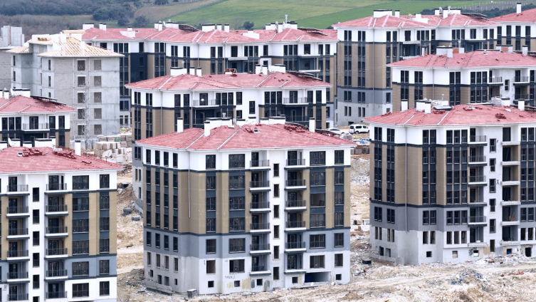 Bakan Kurum, Arnavutköy'deki İlk Evim Projesi'nin sosyal konutlarını paylaştı